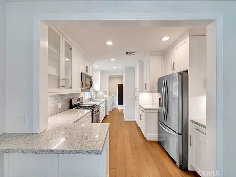 4833 Longridge Ave — Photo 11