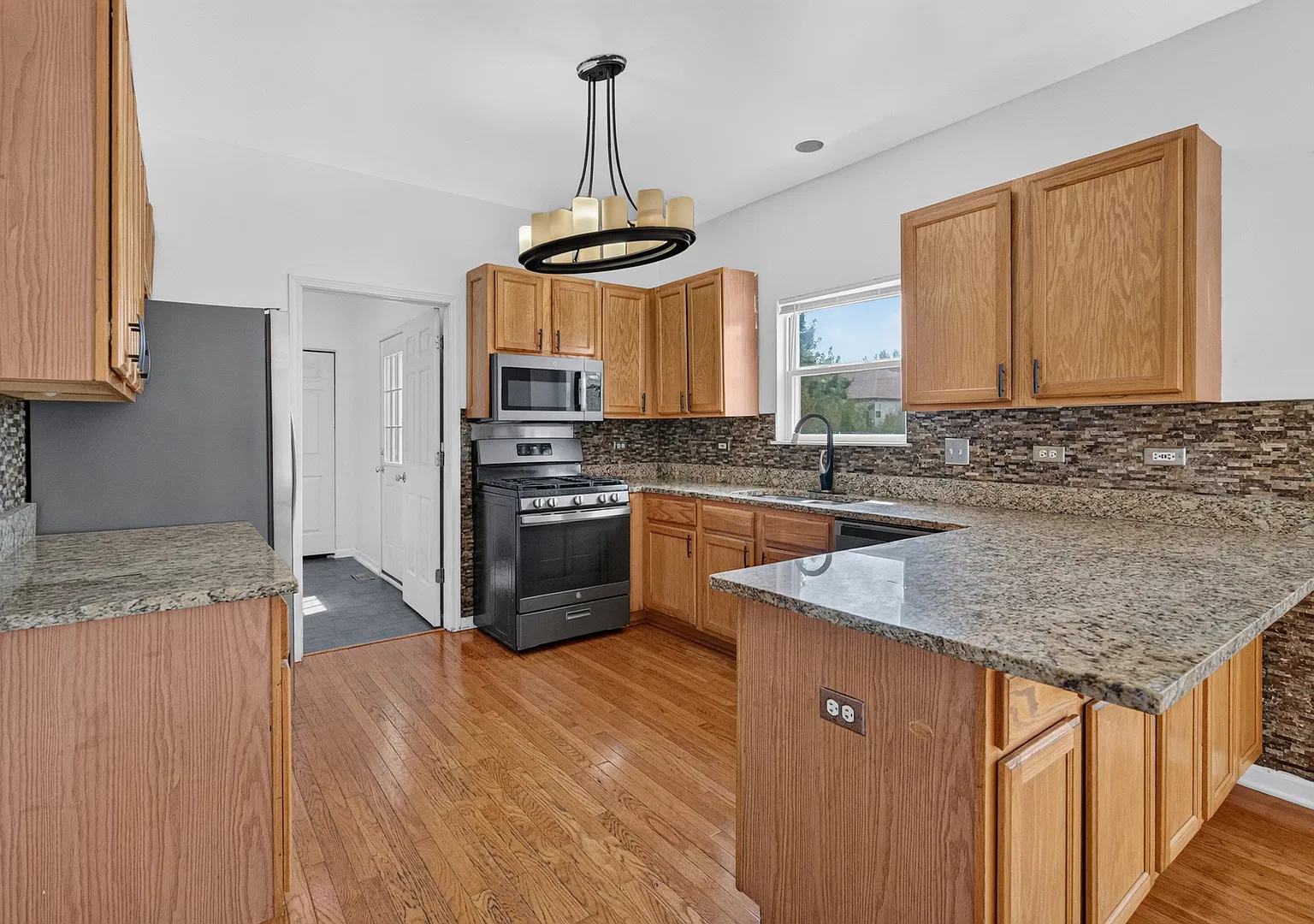 4 bed, 2.5 bath, 2378 sqft, $3,000 — Photo 2