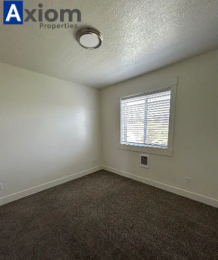 Beautiful 3 bedroom 1 bathroom apartment available now! — Photo 29