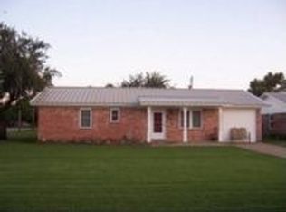915 E North St, Henrietta, TX 76365