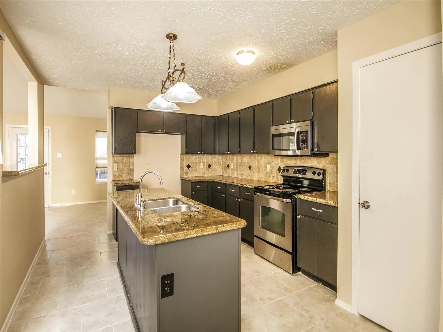 3 bed, 2.0 bath, 1571 sqft, $1,800 — Photo 2