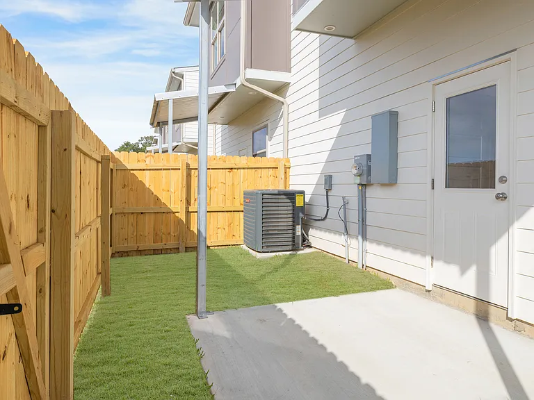 101 Firethorn Dr — Photo 11