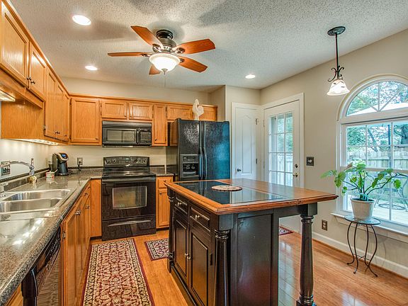 3rd image of 3505 Greenwood Dr