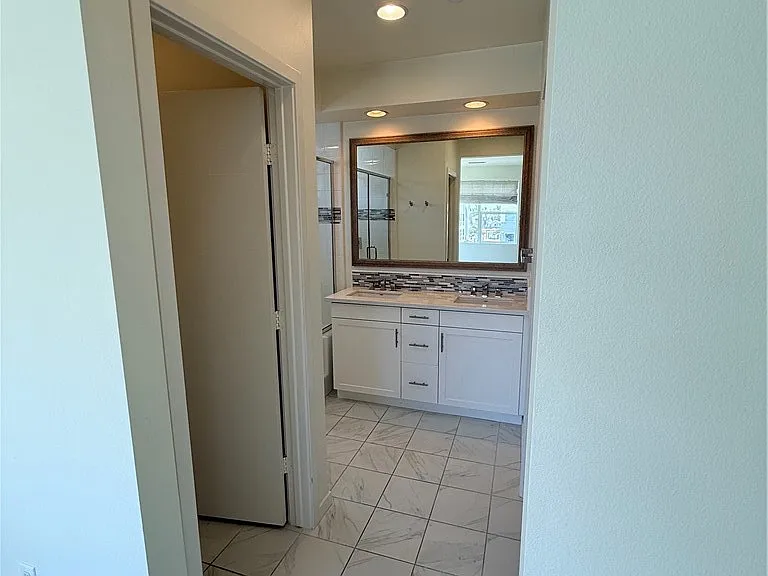 1527 Sullivan Ave — Photo 24