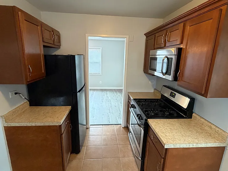 1726 Hosmer Ln — Photo 7