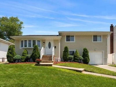 35 Gerald Ave, Freeport, NY, 11520