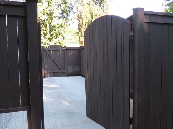 Side Yard / Kennel