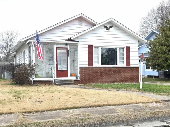 1207 N Maple St, Benton, IL 62812