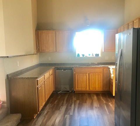 New floors/granite/stainless steel appliances