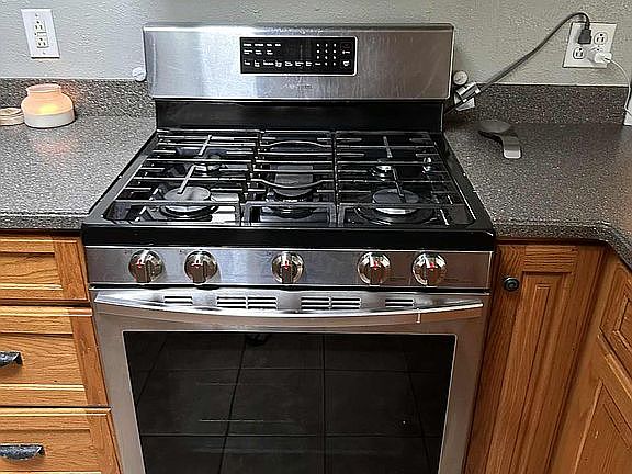 5th image of 835 Strawberry Ln