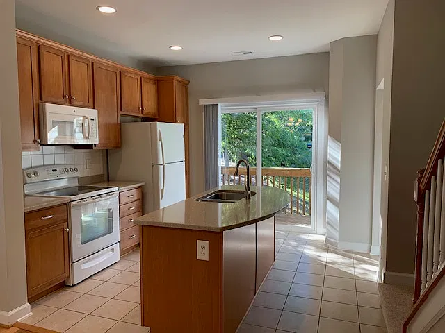 3 bed, 3.5 bath, 1800 sqft, $2,000 — Photo 4