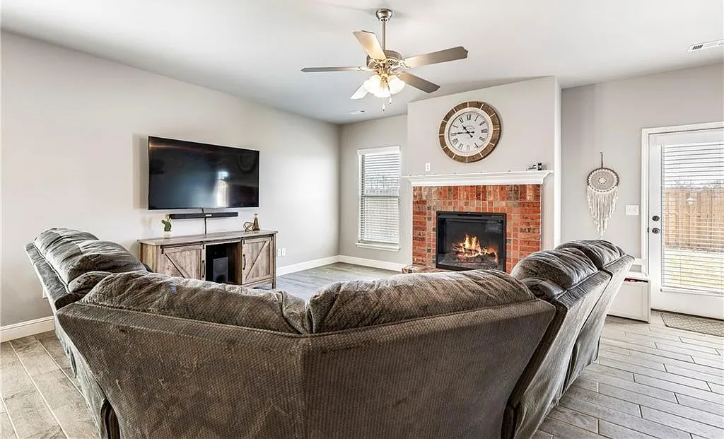 3 bed, 2.5 bath, 2140 sqft, $1,999 — Photo 3