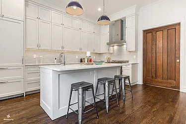 Rented by Dixon Advisory USA Inc.