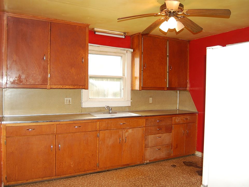 2nd image of 420 Roos Ave