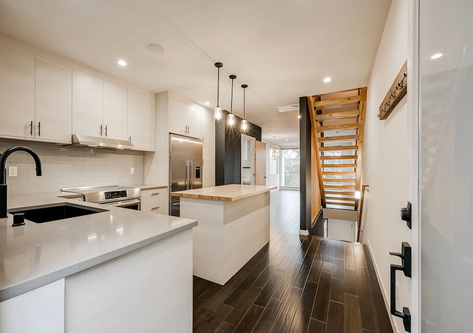 Gorgeous 3Bed/2.5 Bath Townhome in Queen Anne! — Photo 2