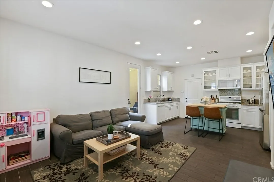 3 bed, 1450 sqft, $3,800 — Photo 2