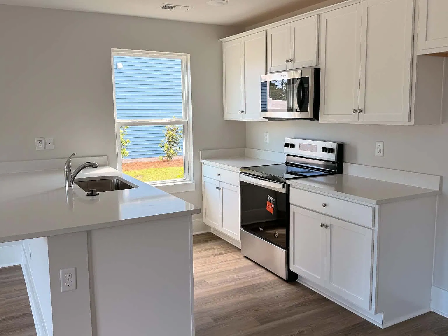 4 bed, 2.5 bath, 1555 sqft, $2,100 — Photo 3