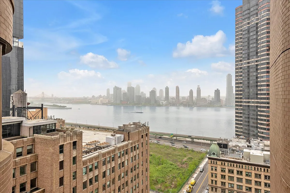 330 East 38th Street — Photo 3