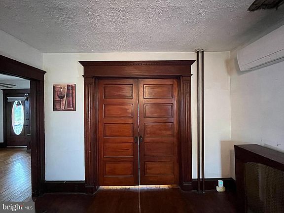 4th image of 711 E Main St