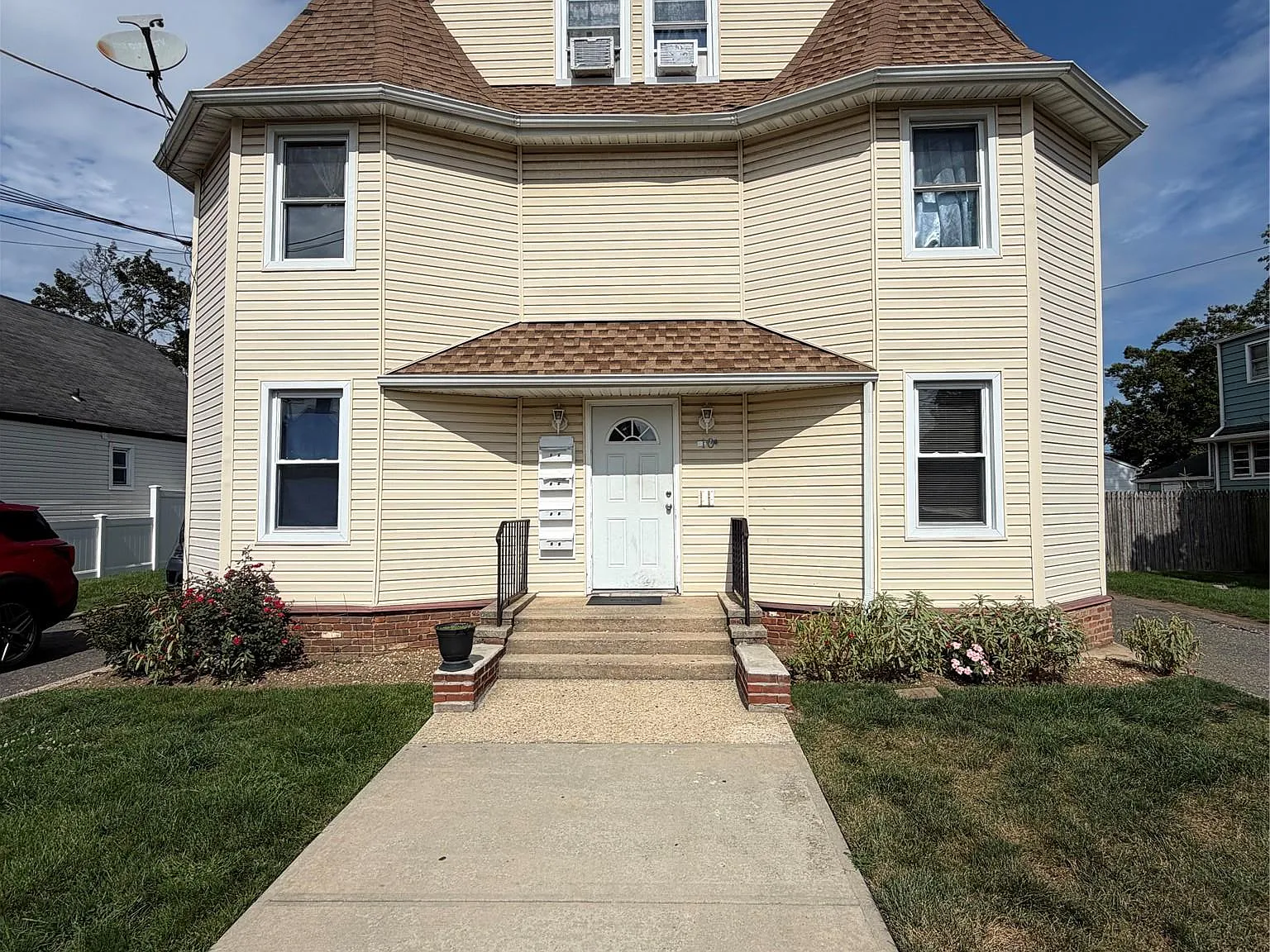 10 Fiske Pl — Photo 1