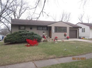 1915 W 3rd St, Perry, IA 50220