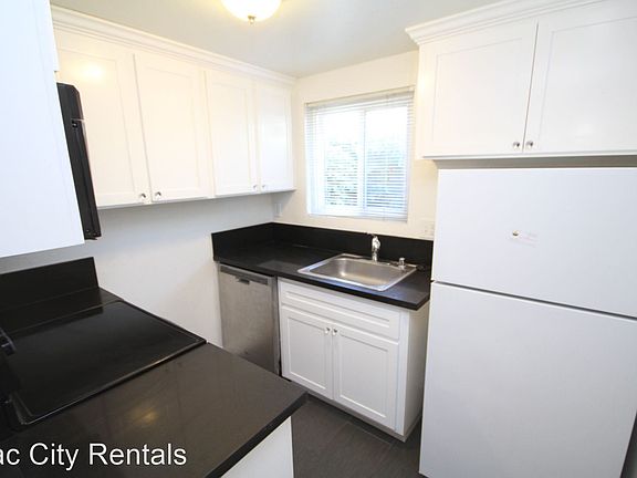 4th image of 2819 E St #;-unit 3