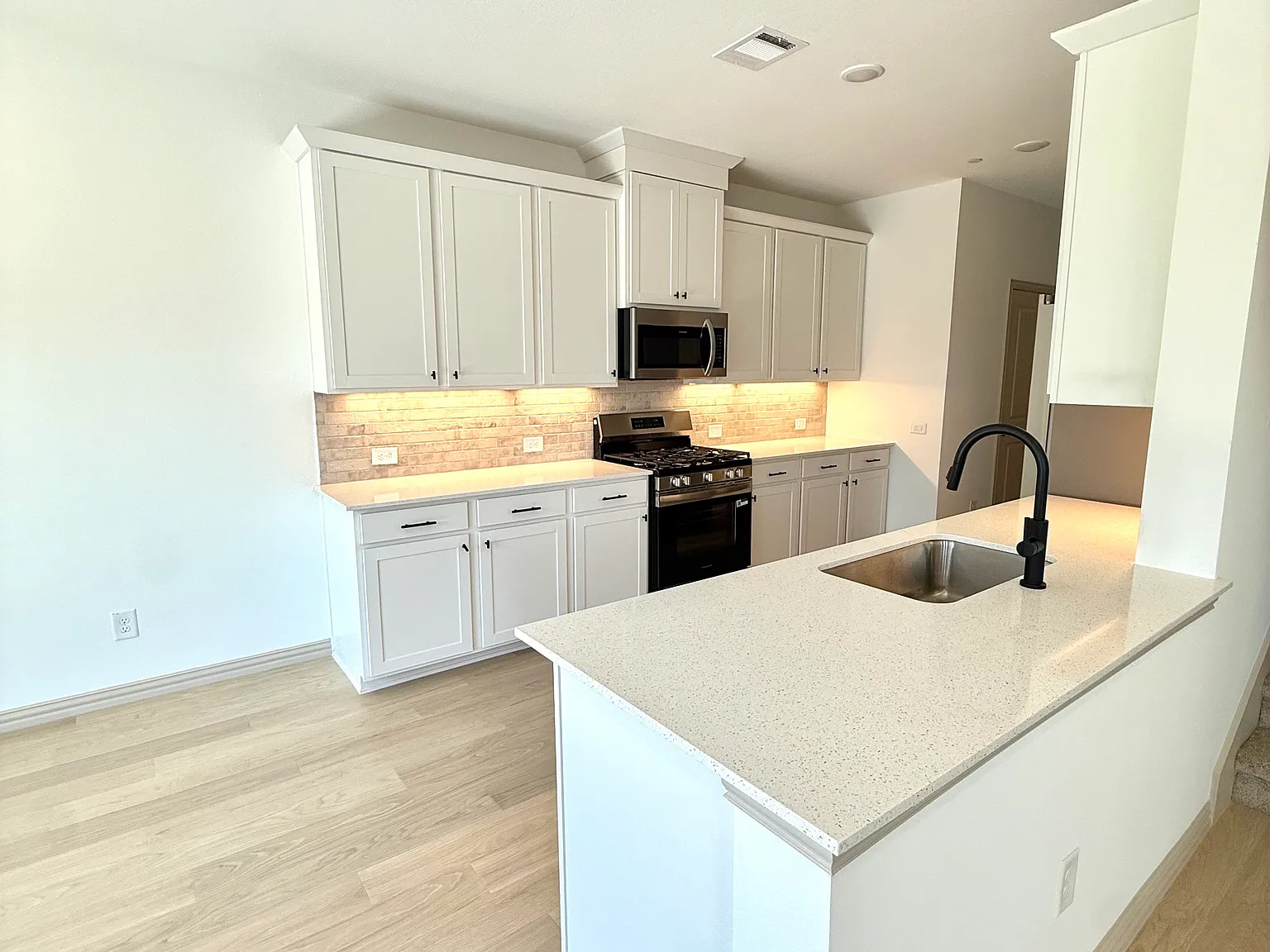 4 bed, 2066 sqft, $3,400 — Photo 4
