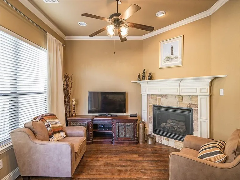 5733 Lois Ln — Photo 10