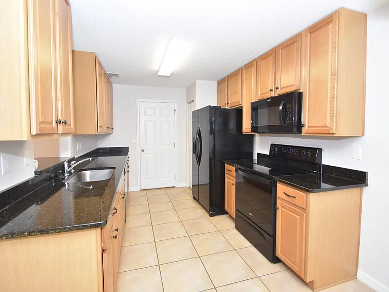 34 Renshaw Dr — Photo 8