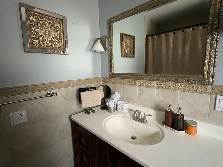 Private en-suite master bathroom.