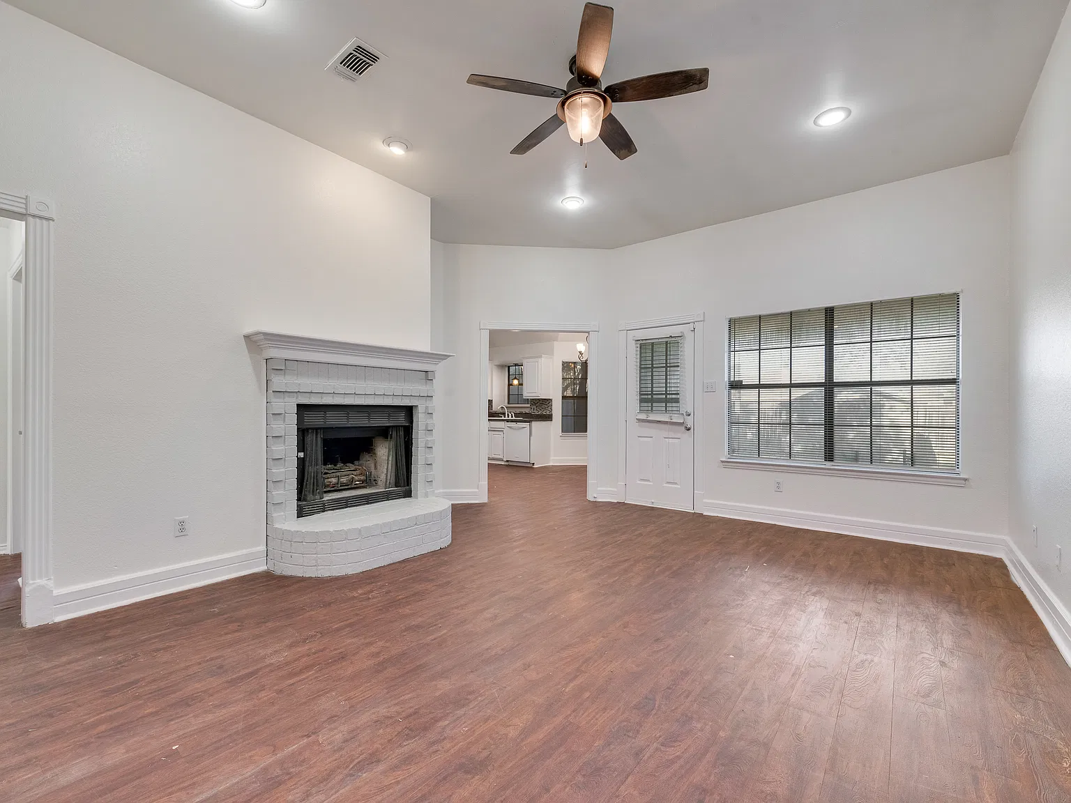3 bed, 1384 sqft, $1,950 — Photo 3