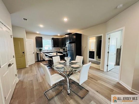 5th image of 463 Old Post Rd