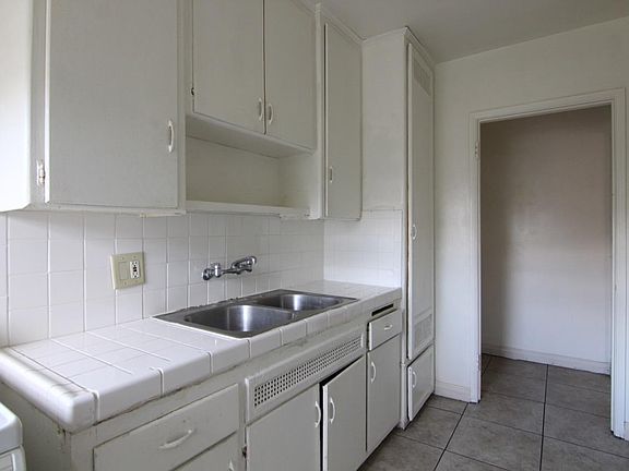 3rd image of 1410 N Kenmore Ave APT 1