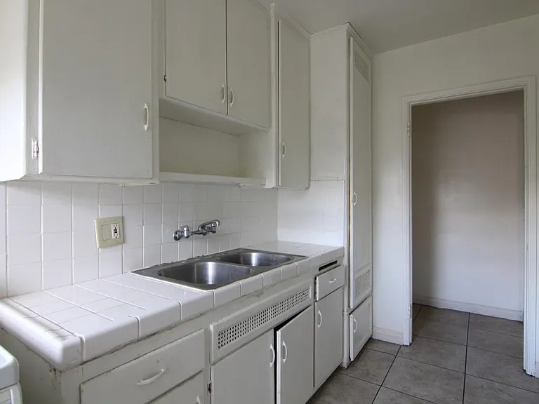 1410 N Kenmore Ave #1 — Photo 3
