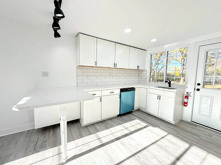 1607 Girard Ave — Photo 3