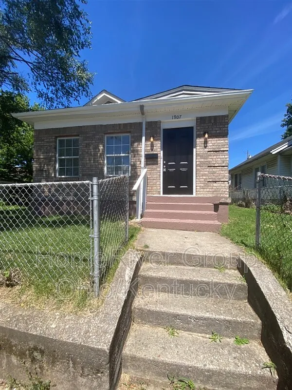 1907 Queen Ave photo 1