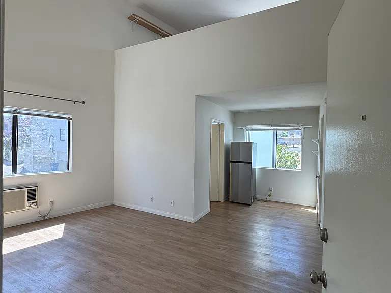 1625 Glendon Ave #7 — Photo 2