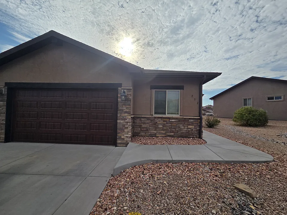 212 Hideaway Ln