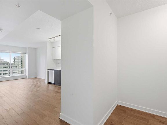 4th image of 930 S 6th Ave SW #2110