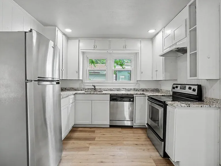 1112 N Lockhart St — Photo 9