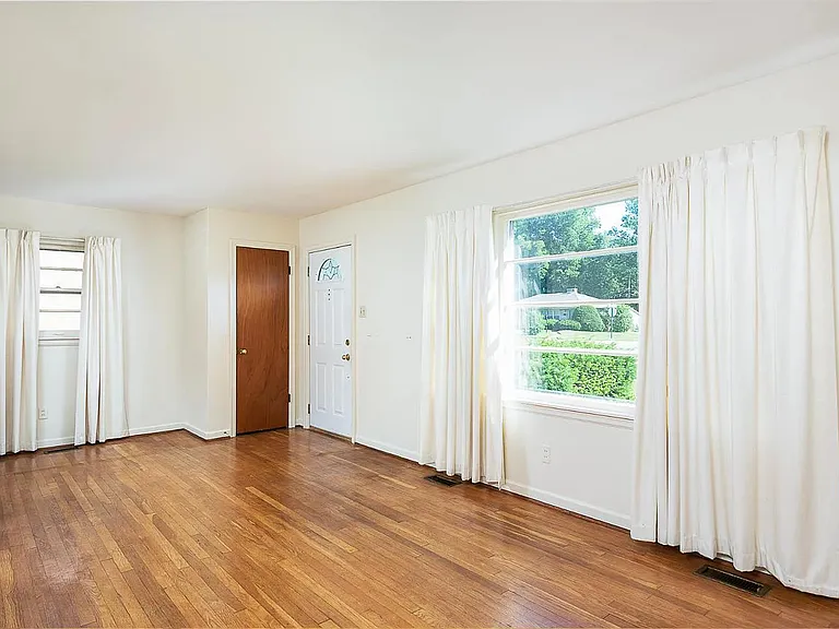 204 Zandale Dr — Photo 4