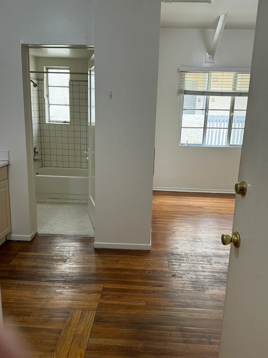 Photo 2 of 17 - 908 4th St #12 - Santa Monica, CA Building Photo - 908 4th St #12