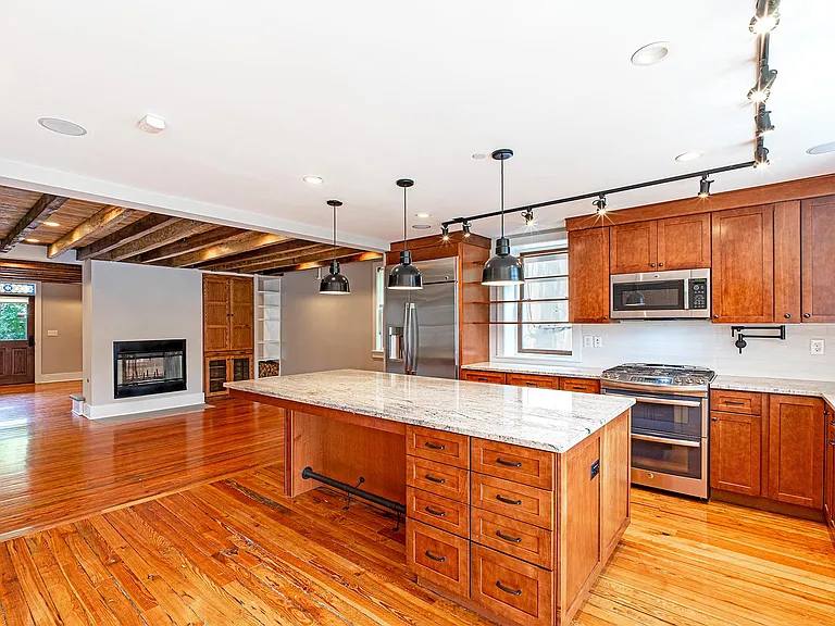 325 D St SE — Photo 18
