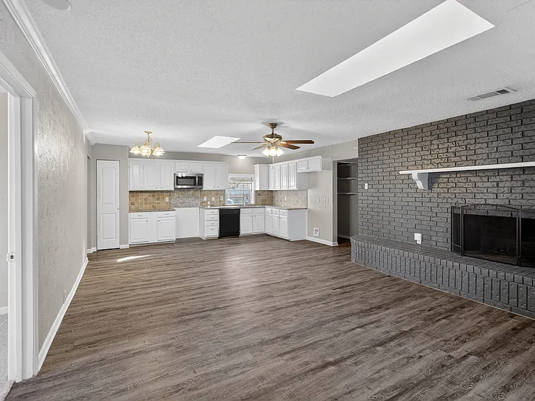 701 Harrison Ln — Photo 12