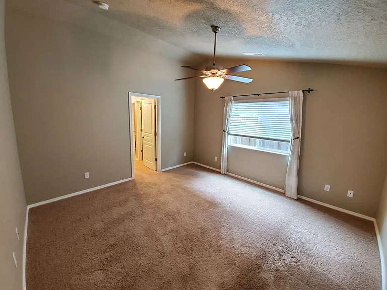 899 N Pointe Dr NW — Photo 9