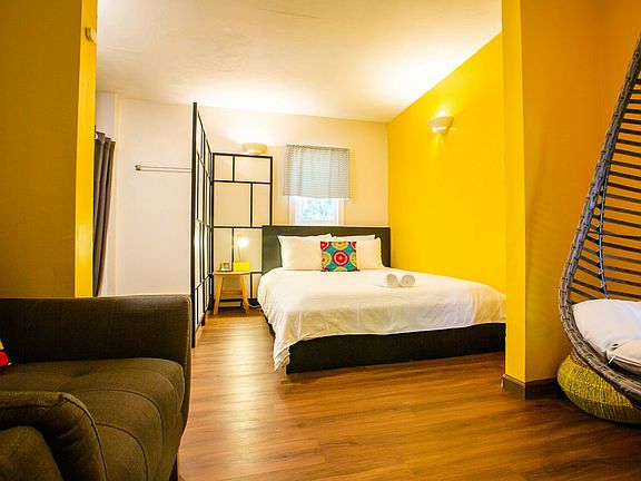 Yellow Room - Full Size Bed