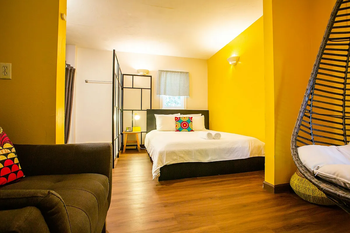 Yellow Room - Full Size Bed - 706 E Stuart St #6