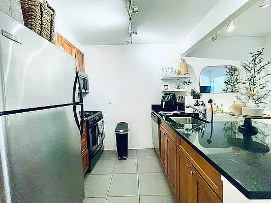 5th image of 196 Stanton St APT 6C