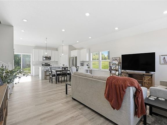 4th image of 3517 SE Corbin Dr