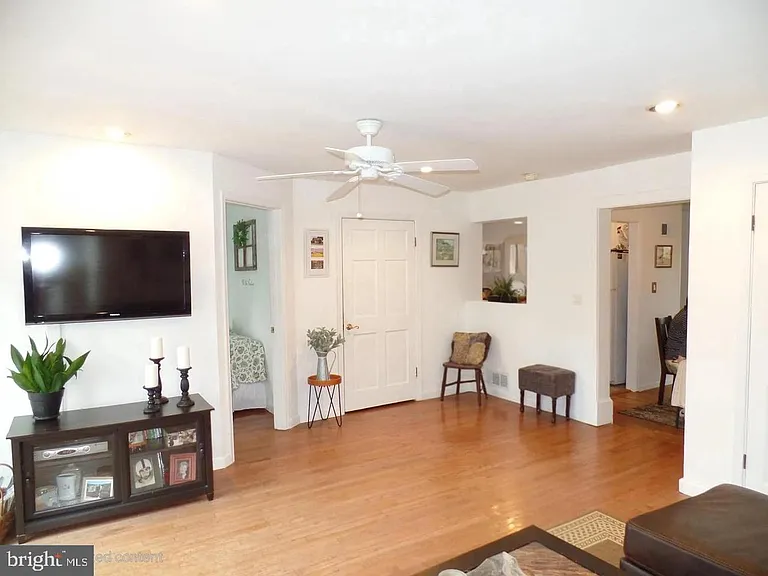 1821 Pimmit Dr — Photo 5